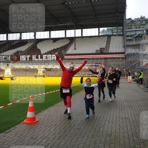 07.12.2025 - St. Pauli X-Mass-Run No. 15 Fabian Wolf http://msf.ph/oto/9398580 07.12.2025 10:52:06 Ziel 27, 1964, 1982, 1984, 2165, 2287, 2289, 2592, 2661, 2836, 2837, 4550, 4865, 4879, 4880 meine-sportfotos.de