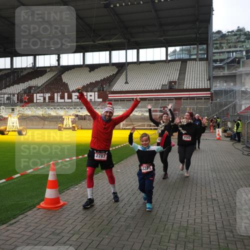07.12.2025 - St. Pauli X-Mass-Run No. 15 Fabian Wolf http://msf.ph/oto/9398582 07.12.2025 10:52:06 Ziel 27, 1964, 1982, 1984, 2165, 2287, 2289, 2592, 2661, 2836, 2837, 4550, 4865, 4879, 4880 meine-sportfotos.de