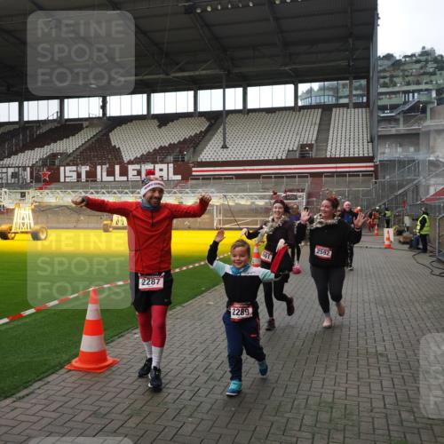 07.12.2025 - St. Pauli X-Mass-Run No. 15 Fabian Wolf http://msf.ph/oto/9398584 07.12.2025 10:52:07 Ziel 27, 1964, 1982, 1984, 2165, 2287, 2289, 2592, 2661, 4550, 4865, 4879, 4880 meine-sportfotos.de