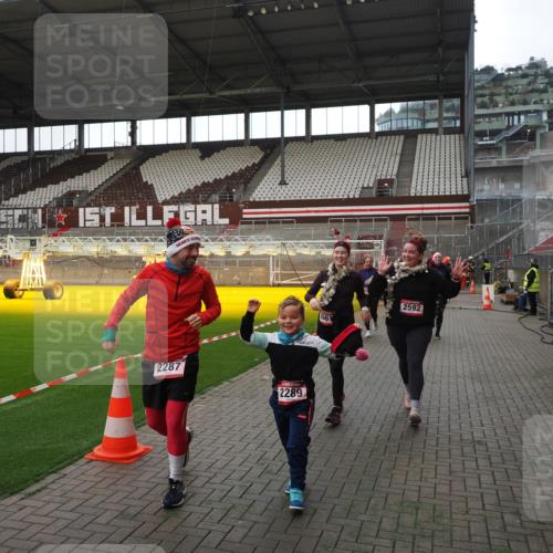 07.12.2025 - St. Pauli X-Mass-Run No. 15 Fabian Wolf http://msf.ph/oto/9398585 07.12.2025 10:52:07 Ziel 27, 1964, 1982, 1984, 2165, 2287, 2289, 2592, 2661, 4550, 4865, 4879, 4880 meine-sportfotos.de