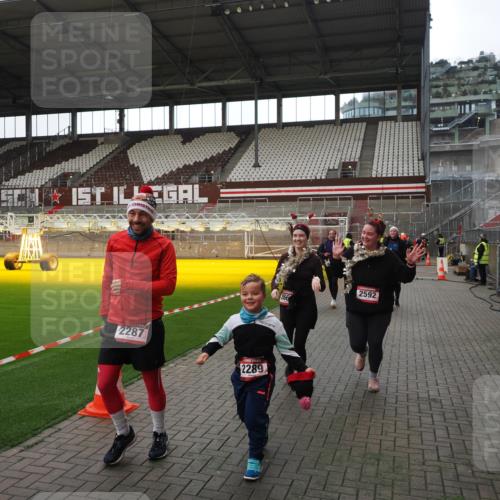 07.12.2025 - St. Pauli X-Mass-Run No. 15 Fabian Wolf http://msf.ph/oto/9398586 07.12.2025 10:52:07 Ziel 27, 1964, 1982, 1984, 2165, 2287, 2289, 2592, 2661, 4550, 4865, 4879, 4880 meine-sportfotos.de