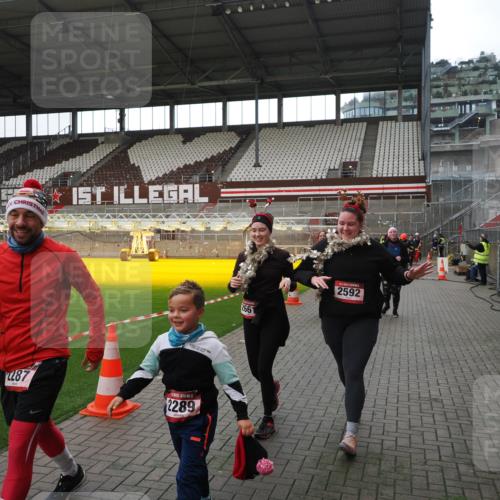 07.12.2025 - St. Pauli X-Mass-Run No. 15 Fabian Wolf http://msf.ph/oto/9398589 07.12.2025 10:52:08 Ziel 27, 1982, 2165, 2287, 2289, 2592, 2661, 4550, 4864, 4865, 4866, 4879, 4880 meine-sportfotos.de
