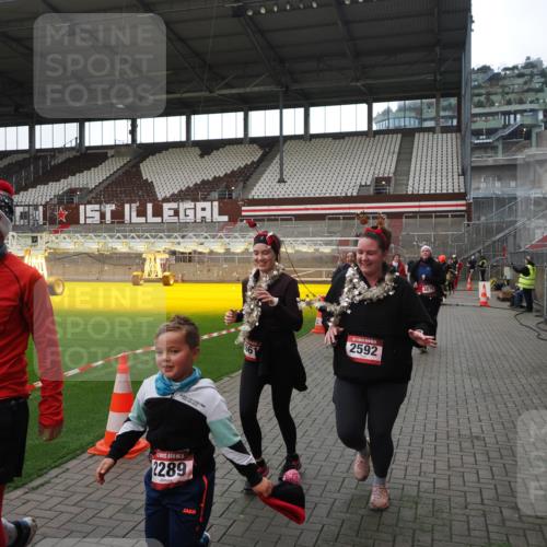 07.12.2025 - St. Pauli X-Mass-Run No. 15 Fabian Wolf http://msf.ph/oto/9398590 07.12.2025 10:52:08 Ziel 27, 1982, 2165, 2287, 2289, 2592, 2661, 4550, 4864, 4865, 4866, 4879, 4880 meine-sportfotos.de