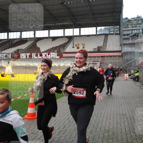 07.12.2025 - St. Pauli X-Mass-Run No. 15 Fabian Wolf http://msf.ph/oto/9398593 07.12.2025 10:52:08 Ziel 27, 1982, 2165, 2287, 2289, 2592, 2661, 4550, 4864, 4865, 4866, 4879, 4880 meine-sportfotos.de