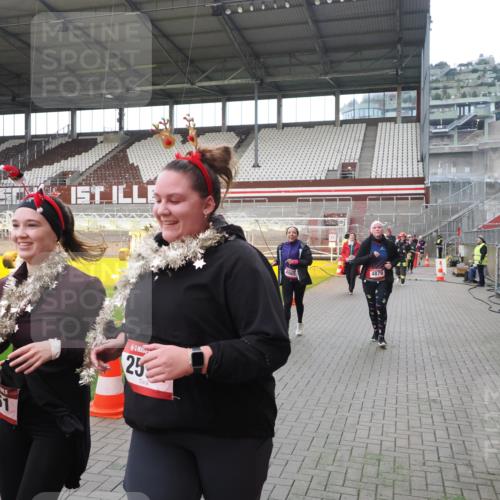 07.12.2025 - St. Pauli X-Mass-Run No. 15 Fabian Wolf http://msf.ph/oto/9398595 07.12.2025 10:52:09 Ziel 27, 2287, 2289, 2592, 2661, 4550, 4864, 4865, 4866, 4879, 4880 meine-sportfotos.de