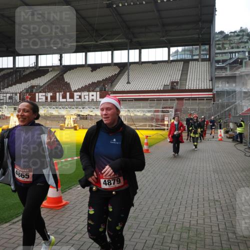 07.12.2025 - St. Pauli X-Mass-Run No. 15 Fabian Wolf http://msf.ph/oto/9398607 07.12.2025 10:52:11 Ziel 27, 499, 506, 654, 931, 2287, 2289, 2592, 2661, 4550, 4864, 4865, 4866, 4879, 4880 meine-sportfotos.de