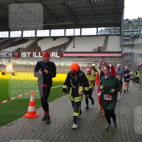 07.12.2025 - St. Pauli X-Mass-Run No. 15 Fabian Wolf http://msf.ph/oto/9398624 07.12.2025 10:52:18 Ziel 27, 499, 506, 654, 931, 1098, 2661, 4797, 4864, 4865, 4866, 4879, 4880, 4882 meine-sportfotos.de