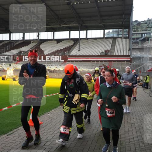 07.12.2025 - St. Pauli X-Mass-Run No. 15 Fabian Wolf http://msf.ph/oto/9398626 07.12.2025 10:52:19 Ziel 27, 499, 506, 654, 931, 1098, 4797, 4864, 4865, 4866, 4879, 4880, 4882 meine-sportfotos.de