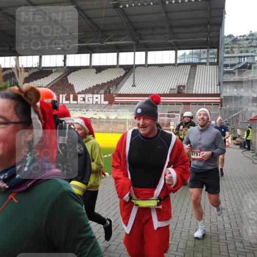 07.12.2025 - St. Pauli X-Mass-Run No. 15 Fabian Wolf http://msf.ph/oto/9398631 07.12.2025 10:52:20 Ziel 27, 499, 506, 654, 931, 1098, 4797, 4864, 4865, 4866, 4879, 4880, 4882 meine-sportfotos.de