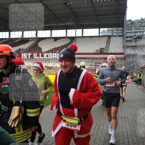 07.12.2025 - St. Pauli X-Mass-Run No. 15 Fabian Wolf http://msf.ph/oto/9398632 07.12.2025 10:52:20 Ziel 27, 499, 506, 654, 931, 1098, 4797, 4864, 4865, 4866, 4879, 4880, 4882 meine-sportfotos.de