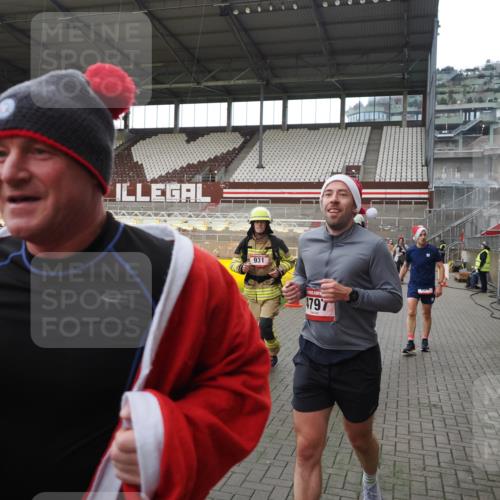 07.12.2025 - St. Pauli X-Mass-Run No. 15 Fabian Wolf http://msf.ph/oto/9398634 07.12.2025 10:52:20 Ziel 27, 499, 506, 654, 931, 1098, 4797, 4864, 4865, 4866, 4879, 4880, 4882 meine-sportfotos.de