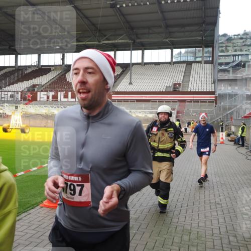 07.12.2025 - St. Pauli X-Mass-Run No. 15 Fabian Wolf http://msf.ph/oto/9398637 07.12.2025 10:52:21 Ziel 27, 499, 506, 654, 931, 1098, 4797, 4864, 4865, 4866, 4880, 4882 meine-sportfotos.de
