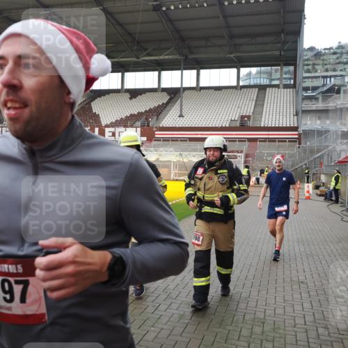 07.12.2025 - St. Pauli X-Mass-Run No. 15 Fabian Wolf http://msf.ph/oto/9398638 07.12.2025 10:52:21 Ziel 27, 499, 506, 654, 931, 1098, 4797, 4864, 4865, 4866, 4880, 4882 meine-sportfotos.de