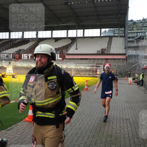 07.12.2025 - St. Pauli X-Mass-Run No. 15 Fabian Wolf http://msf.ph/oto/9398643 07.12.2025 10:52:22 Ziel 27, 499, 506, 654, 931, 1098, 4797, 4864, 4866, 4882 meine-sportfotos.de