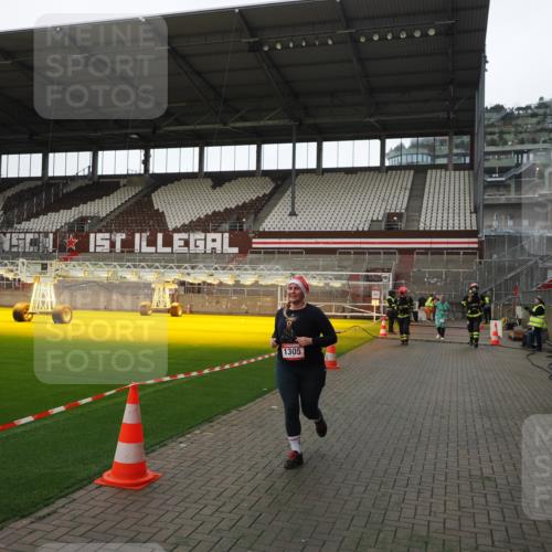 07.12.2025 - St. Pauli X-Mass-Run No. 15 Fabian Wolf http://msf.ph/oto/9398668 07.12.2025 10:52:44 Ziel 176, 262, 1305, 4859 meine-sportfotos.de
