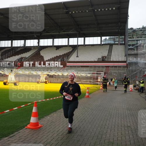 07.12.2025 - St. Pauli X-Mass-Run No. 15 Fabian Wolf http://msf.ph/oto/9398670 07.12.2025 10:52:45 Ziel 176, 262, 1305, 4859 meine-sportfotos.de
