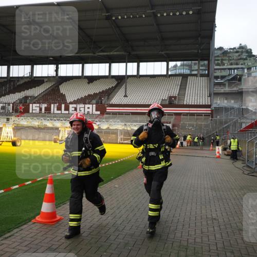07.12.2025 - St. Pauli X-Mass-Run No. 15 Fabian Wolf http://msf.ph/oto/9398683 07.12.2025 10:52:50 Ziel 176, 262, 1305, 4859 meine-sportfotos.de