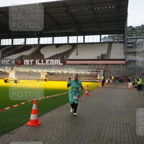 07.12.2025 - St. Pauli X-Mass-Run No. 15 Fabian Wolf http://msf.ph/oto/9398689 07.12.2025 10:52:53 Ziel 176, 262, 1305, 2673, 4859 meine-sportfotos.de