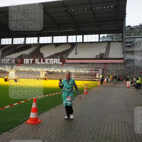 07.12.2025 - St. Pauli X-Mass-Run No. 15 Fabian Wolf http://msf.ph/oto/9398691 07.12.2025 10:52:54 Ziel 176, 262, 1305, 2673, 4859 meine-sportfotos.de