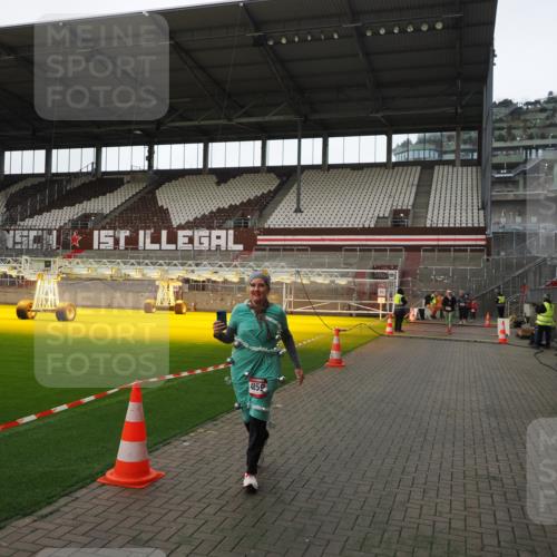 07.12.2025 - St. Pauli X-Mass-Run No. 15 Fabian Wolf http://msf.ph/oto/9398692 07.12.2025 10:52:54 Ziel 176, 262, 1305, 2673, 4859 meine-sportfotos.de