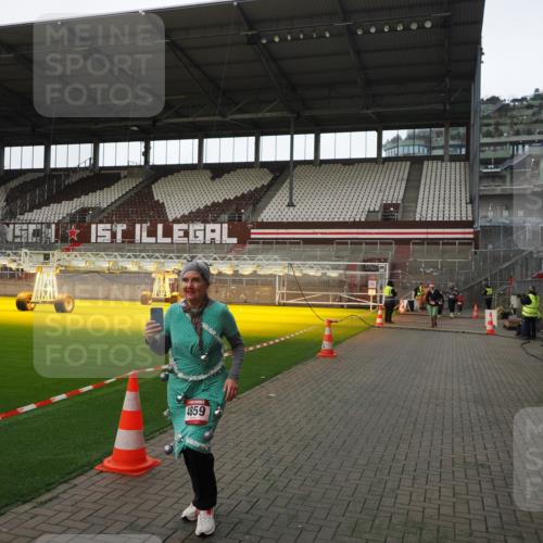 07.12.2025 - St. Pauli X-Mass-Run No. 15 Fabian Wolf http://msf.ph/oto/9398695 07.12.2025 10:52:55 Ziel 176, 262, 1305, 2673, 4859 meine-sportfotos.de
