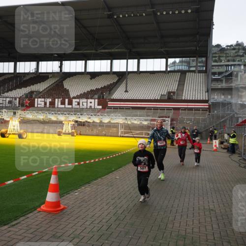 07.12.2025 - St. Pauli X-Mass-Run No. 15 Fabian Wolf http://msf.ph/oto/9398702 07.12.2025 10:53:05 Ziel 500, 504, 507, 510, 1684, 2673 meine-sportfotos.de