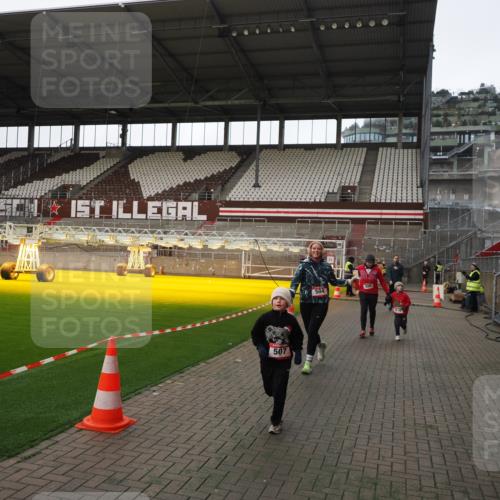 07.12.2025 - St. Pauli X-Mass-Run No. 15 Fabian Wolf http://msf.ph/oto/9398703 07.12.2025 10:53:05 Ziel 500, 504, 507, 510, 1684, 2673 meine-sportfotos.de