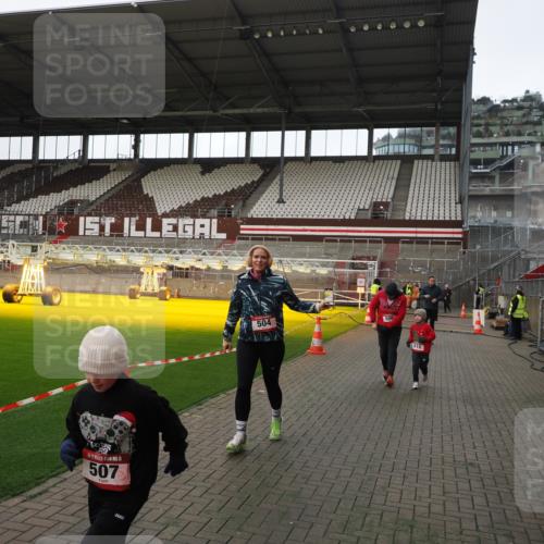 07.12.2025 - St. Pauli X-Mass-Run No. 15 Fabian Wolf http://msf.ph/oto/9398707 07.12.2025 10:53:06 Ziel 500, 504, 507, 510, 1684, 2673 meine-sportfotos.de