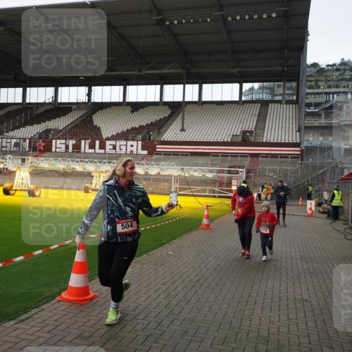 07.12.2025 - St. Pauli X-Mass-Run No. 15 Fabian Wolf http://msf.ph/oto/9398710 07.12.2025 10:53:07 Ziel 500, 504, 507, 510, 1684, 2673 meine-sportfotos.de