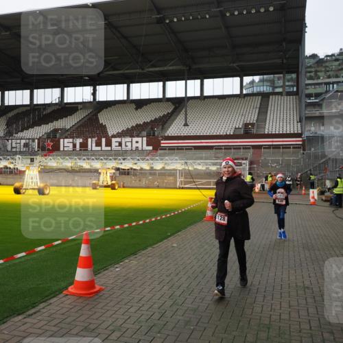 07.12.2025 - St. Pauli X-Mass-Run No. 15 Fabian Wolf http://msf.ph/oto/9398722 07.12.2025 10:53:23 Ziel 546, 1684, 3128 meine-sportfotos.de