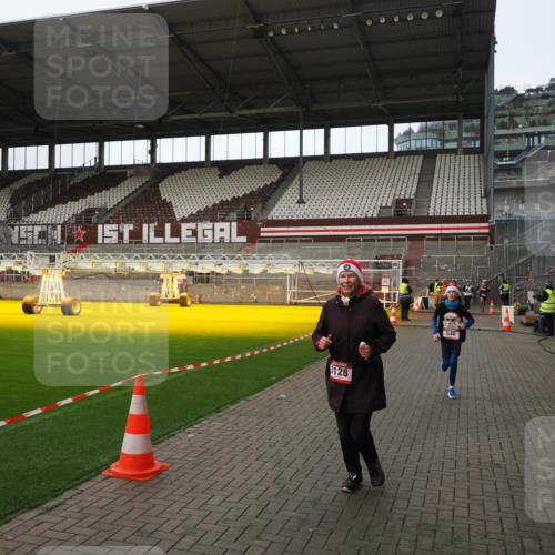 07.12.2025 - St. Pauli X-Mass-Run No. 15 Fabian Wolf http://msf.ph/oto/9398723 07.12.2025 10:53:23 Ziel 546, 1684, 3128 meine-sportfotos.de
