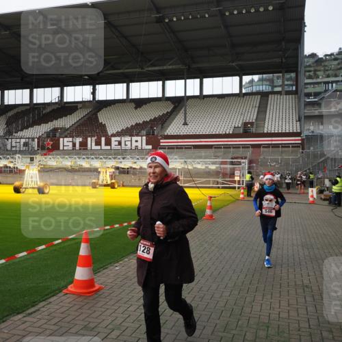 07.12.2025 - St. Pauli X-Mass-Run No. 15 Fabian Wolf http://msf.ph/oto/9398726 07.12.2025 10:53:24 Ziel 546, 3128 meine-sportfotos.de