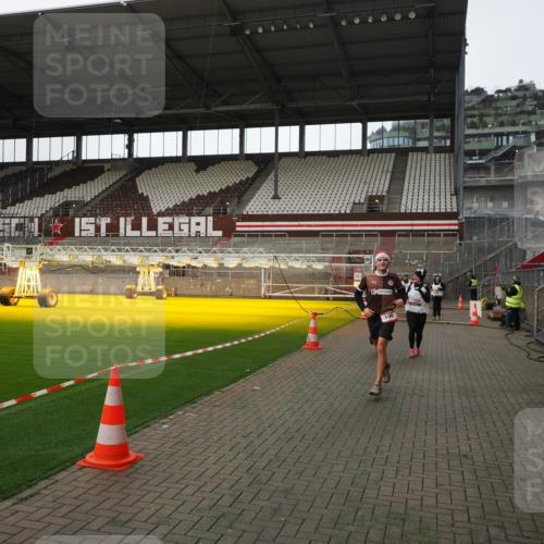 07.12.2025 - St. Pauli X-Mass-Run No. 15 Fabian Wolf http://msf.ph/oto/9398733 07.12.2025 10:53:30 Ziel 106, 546, 1679, 1680, 1681, 1682, 1683, 3128 meine-sportfotos.de