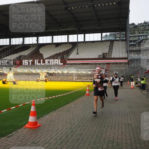 07.12.2025 - St. Pauli X-Mass-Run No. 15 Fabian Wolf http://msf.ph/oto/9398735 07.12.2025 10:53:31 Ziel 106, 546, 1679, 1680, 1681, 1682, 1683, 3128 meine-sportfotos.de