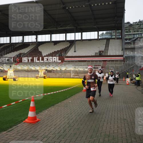 07.12.2025 - St. Pauli X-Mass-Run No. 15 Fabian Wolf http://msf.ph/oto/9398736 07.12.2025 10:53:31 Ziel 106, 546, 1679, 1680, 1681, 1682, 1683, 3128 meine-sportfotos.de