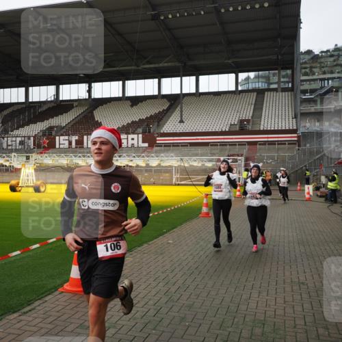 07.12.2025 - St. Pauli X-Mass-Run No. 15 Fabian Wolf http://msf.ph/oto/9398741 07.12.2025 10:53:32 Ziel 106, 546, 1679, 1680, 1681, 1682, 1683 meine-sportfotos.de