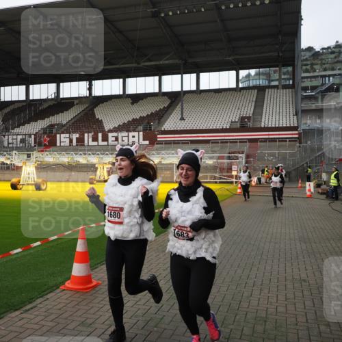 07.12.2025 - St. Pauli X-Mass-Run No. 15 Fabian Wolf http://msf.ph/oto/9398748 07.12.2025 10:53:33 Ziel 106, 546, 1679, 1680, 1681, 1682, 1683 meine-sportfotos.de