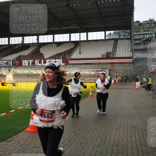 07.12.2025 - St. Pauli X-Mass-Run No. 15 Fabian Wolf http://msf.ph/oto/9398752 07.12.2025 10:53:39 Ziel 106, 1679, 1680, 1681, 1682, 1683 meine-sportfotos.de