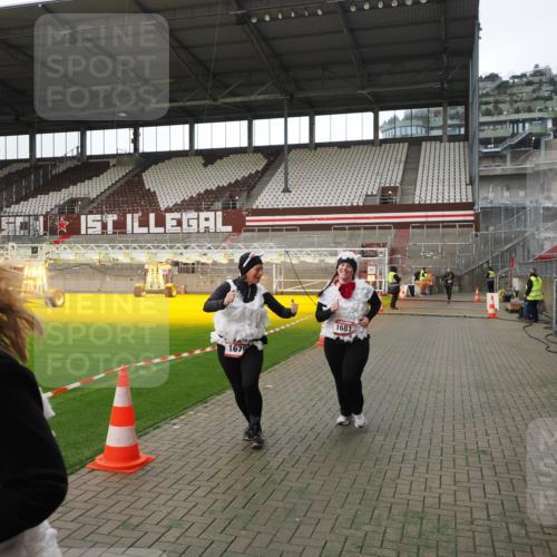 07.12.2025 - St. Pauli X-Mass-Run No. 15 Fabian Wolf http://msf.ph/oto/9398754 07.12.2025 10:53:39 Ziel 106, 1679, 1680, 1681, 1682, 1683 meine-sportfotos.de