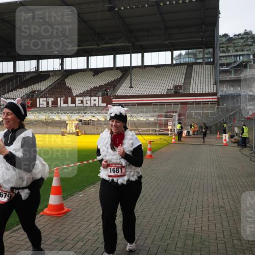 07.12.2025 - St. Pauli X-Mass-Run No. 15 Fabian Wolf http://msf.ph/oto/9398760 07.12.2025 10:53:40 Ziel 106, 1478, 1679, 1680, 1681, 1682, 1683 meine-sportfotos.de