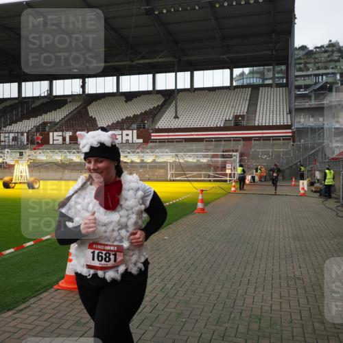 07.12.2025 - St. Pauli X-Mass-Run No. 15 Fabian Wolf http://msf.ph/oto/9398762 07.12.2025 10:53:41 Ziel 106, 1478, 1679, 1680, 1681, 1682, 1683 meine-sportfotos.de