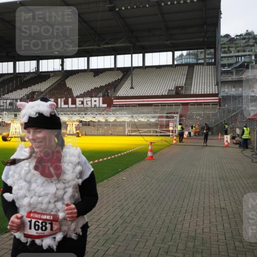 07.12.2025 - St. Pauli X-Mass-Run No. 15 Fabian Wolf http://msf.ph/oto/9398763 07.12.2025 10:53:41 Ziel 106, 1478, 1679, 1680, 1681, 1682, 1683 meine-sportfotos.de