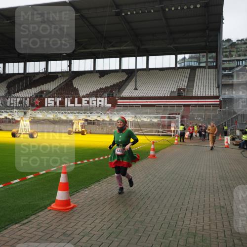 07.12.2025 - St. Pauli X-Mass-Run No. 15 Fabian Wolf http://msf.ph/oto/9398786 07.12.2025 10:54:27 Ziel 656, 1489, 2358, 2360, 2832 meine-sportfotos.de