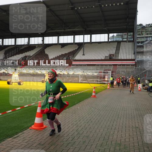 07.12.2025 - St. Pauli X-Mass-Run No. 15 Fabian Wolf http://msf.ph/oto/9398789 07.12.2025 10:54:28 Ziel 656, 1177, 1489, 2358, 2360, 2832 meine-sportfotos.de