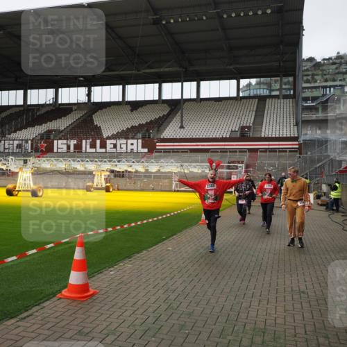 07.12.2025 - St. Pauli X-Mass-Run No. 15 Fabian Wolf http://msf.ph/oto/9398791 07.12.2025 10:54:33 Ziel 656, 1177, 1489, 2286, 2328, 2358, 2360, 2832, 3391, 3437 meine-sportfotos.de