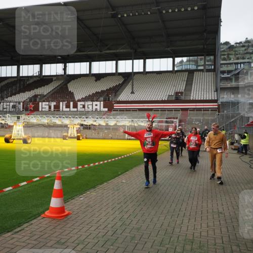 07.12.2025 - St. Pauli X-Mass-Run No. 15 Fabian Wolf http://msf.ph/oto/9398792 07.12.2025 10:54:34 Ziel 656, 1177, 1489, 2286, 2328, 2358, 2360, 2832, 3391, 3437 meine-sportfotos.de