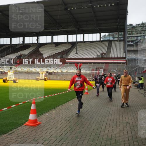 07.12.2025 - St. Pauli X-Mass-Run No. 15 Fabian Wolf http://msf.ph/oto/9398794 07.12.2025 10:54:34 Ziel 656, 1177, 1489, 2286, 2328, 2358, 2360, 2832, 3391, 3437 meine-sportfotos.de