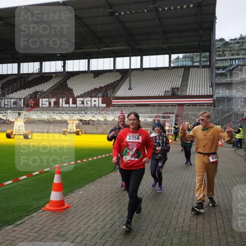 07.12.2025 - St. Pauli X-Mass-Run No. 15 Fabian Wolf http://msf.ph/oto/9398801 07.12.2025 10:54:36 Ziel 656, 692, 1177, 1489, 2286, 2328, 2358, 2360, 2832, 3391, 3437 meine-sportfotos.de