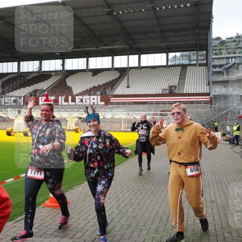 07.12.2025 - St. Pauli X-Mass-Run No. 15 Fabian Wolf http://msf.ph/oto/9398807 07.12.2025 10:54:37 Ziel 656, 692, 1177, 1489, 2286, 2328, 2358, 2360, 2832, 3391, 3437 meine-sportfotos.de