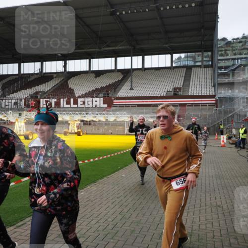 07.12.2025 - St. Pauli X-Mass-Run No. 15 Fabian Wolf http://msf.ph/oto/9398809 07.12.2025 10:54:38 Ziel 656, 692, 1177, 1489, 2286, 2328, 2358, 2360, 2832, 3391, 3437 meine-sportfotos.de